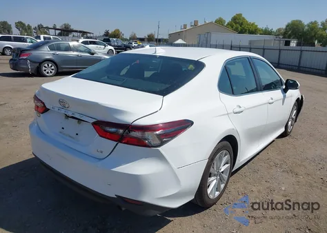 2021 Toyota Camry Le z USA, uszkodzony, nr VIN 4T1C11AK5MU601592